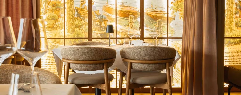 Gäste im hellen Gastraum des Bistro zur Linde mit Blick ins Grüne