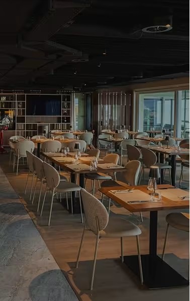 Gedeckte Tische im Gastraum des Bistros